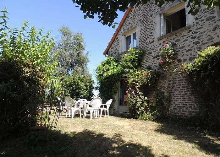 Charmantes Haus In Der Auvergne By Interhome Ars-les-Favets